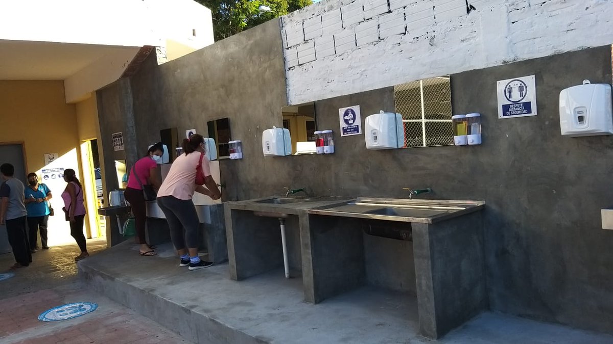 DGGED15's tweet photo. El día de hoy continuamos con la entrega de kits de alimentos en la Escuela Básica N° 121 y Colegio Dr. Ignacio A. Pane, teniendo en cuenta las medidas sanitarias @BrunettiJuanMa @DanielCartaman @fabianser @Ftima43239476 @Karenme26522774 @mcceresgonzlez1 @Supracielito https://t.co/YAFJAncV6i