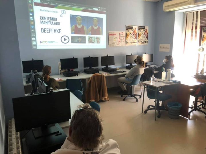 EDAlmendralejo's tweet photo. El lunes 22 dio comienzo #alldigitalweek2021 con la acción “Empleo y desinformación: para, reflexiona y verifica” en la que se mostraron los aspectos importantes de la desinformación, la alfabetización mediática y el #pensamientocrítico
 #iteachdigital #infopirina #AMI #MIL https://t.co/HIT2Zr5SIV