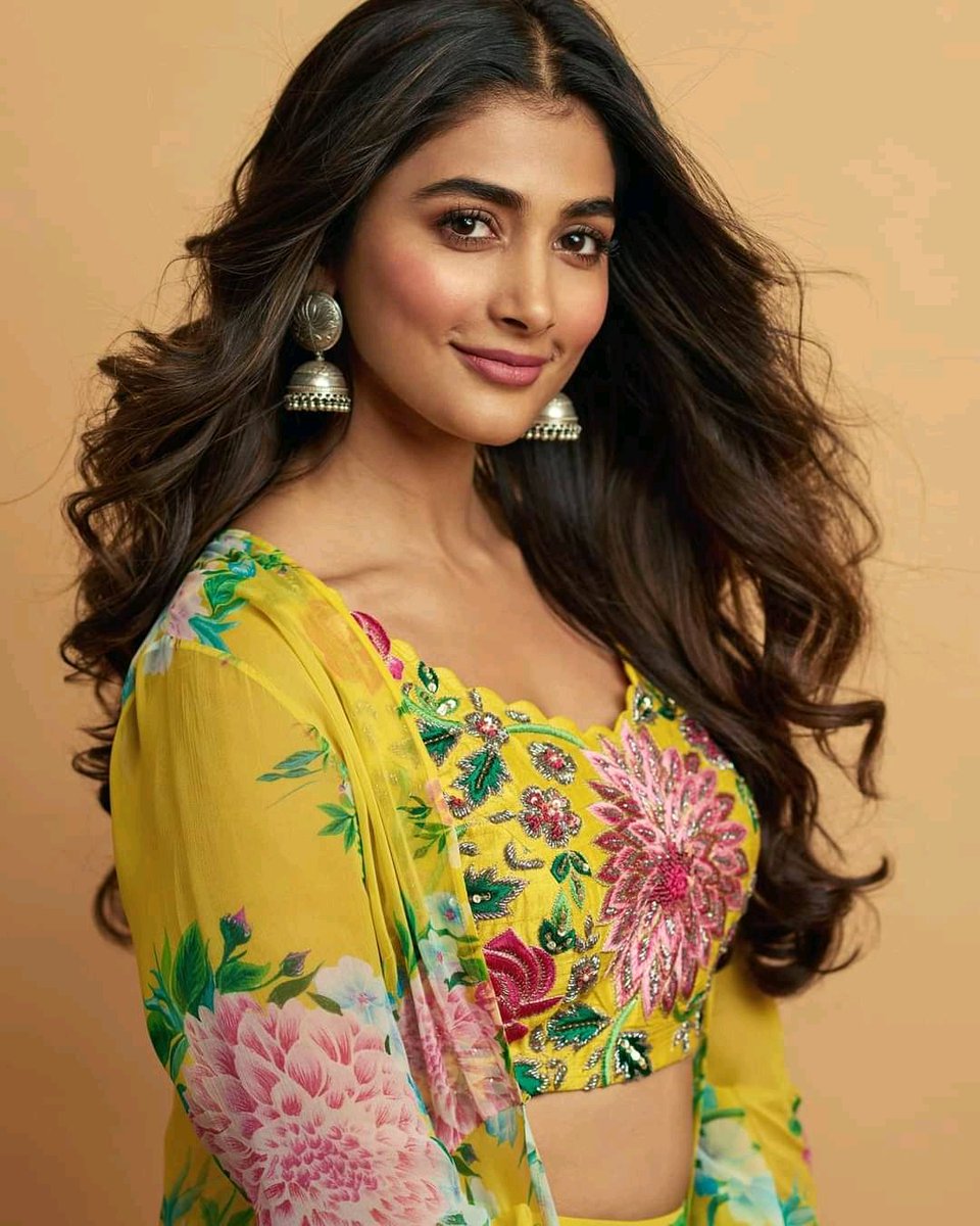 AswinYmac's tweet photo. Welcome @hegdepooja❤️
To T65🔥💥
@actorvijay @Nelsondilpkumar
#Vijay
#Thalapathy65
🔥 https://t.co/axArxVO1d3