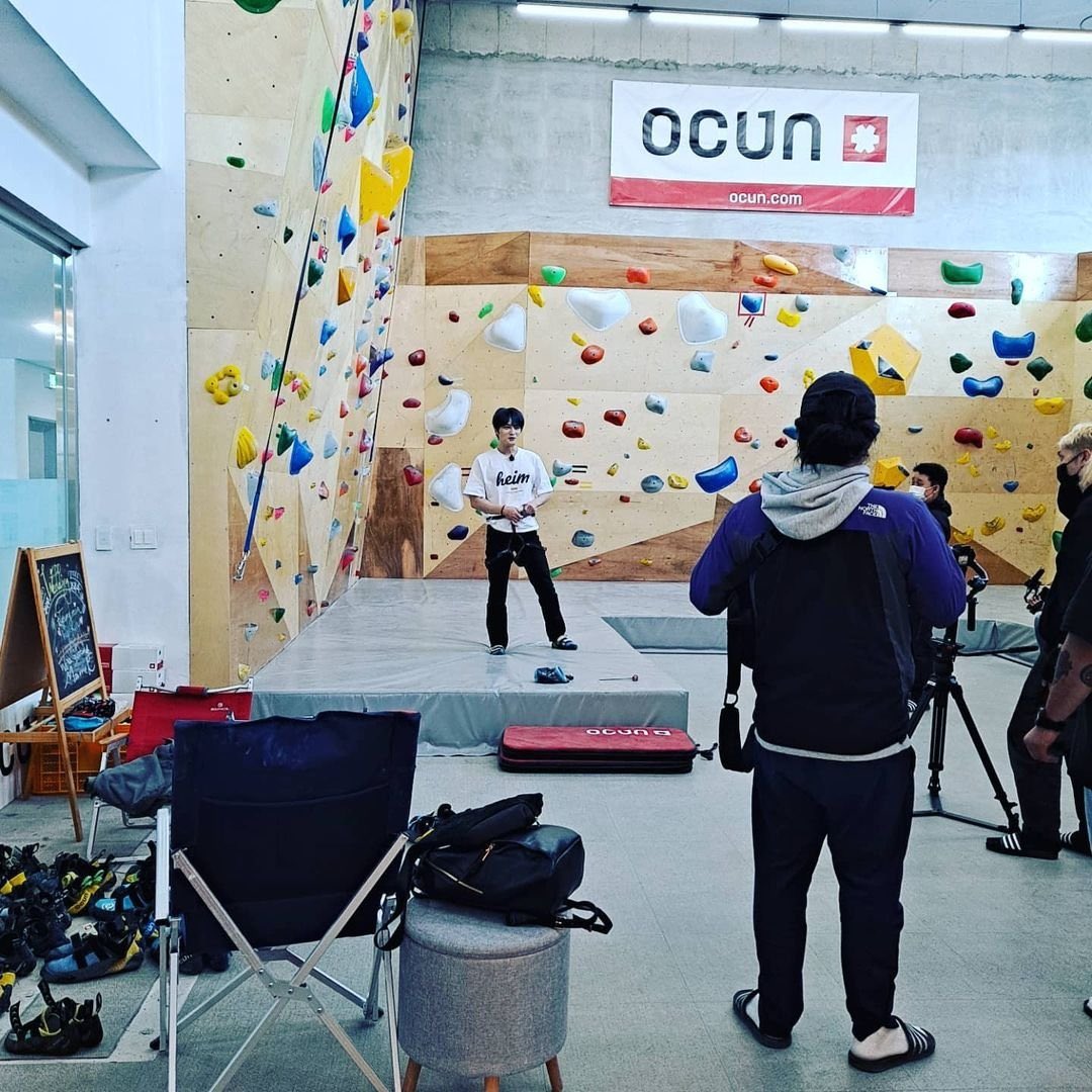 jejemikuni's tweet photo. hardrock_climbingcafe IG :

“ตอนนี้เรากำลังถ่ายทำวิดีโอยูทูปของ TVXQ ฮีโร่แจจุงที่ Hard Rock Climbing Cafe อยู่ล่ะครับ” 

https://t.co/XK1JeVUCev

#HardLockClimbing #JeonjuClimbing #JeonjuClimbing #JeonjuBouldering #JeonjuClimbing #Climbing #IndoorSports #WorkingSports #Hobby https://t.co/pDBAiEkbN0
