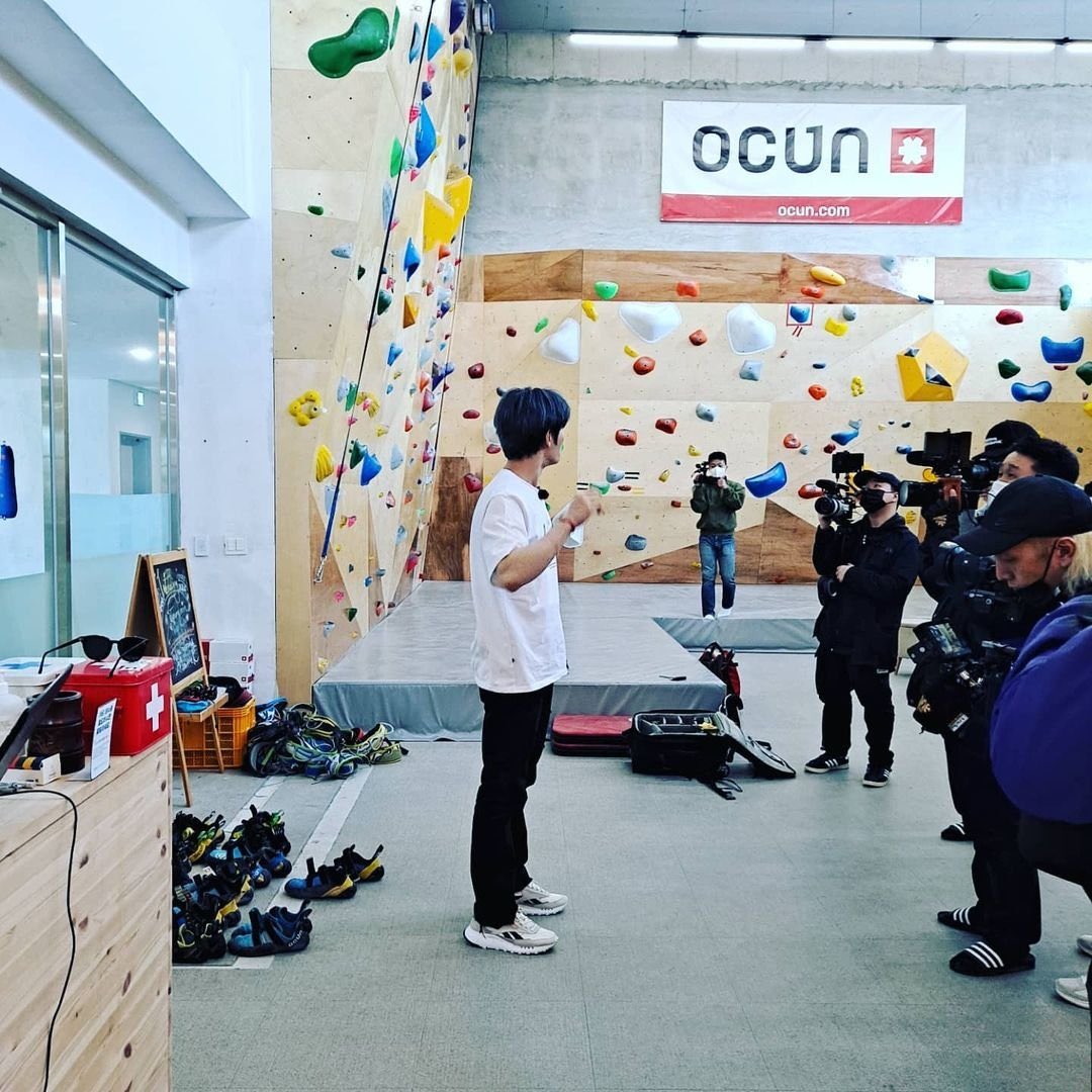 jejemikuni's tweet photo. hardrock_climbingcafe IG :

“ตอนนี้เรากำลังถ่ายทำวิดีโอยูทูปของ TVXQ ฮีโร่แจจุงที่ Hard Rock Climbing Cafe อยู่ล่ะครับ” 

https://t.co/XK1JeVUCev

#HardLockClimbing #JeonjuClimbing #JeonjuClimbing #JeonjuBouldering #JeonjuClimbing #Climbing #IndoorSports #WorkingSports #Hobby https://t.co/pDBAiEkbN0