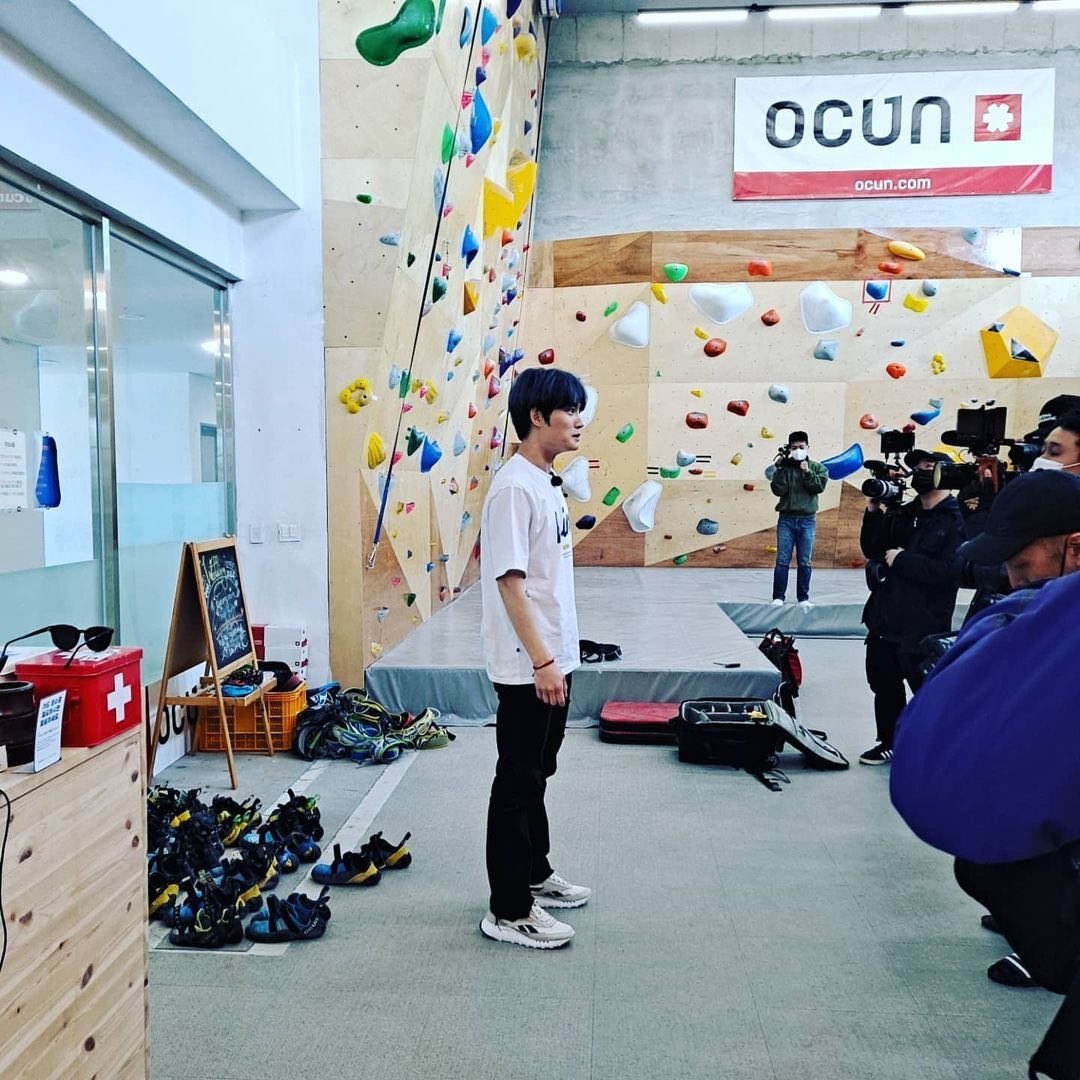 jejemikuni's tweet photo. hardrock_climbingcafe IG :

“ตอนนี้เรากำลังถ่ายทำวิดีโอยูทูปของ TVXQ ฮีโร่แจจุงที่ Hard Rock Climbing Cafe อยู่ล่ะครับ” 

https://t.co/XK1JeVUCev

#HardLockClimbing #JeonjuClimbing #JeonjuClimbing #JeonjuBouldering #JeonjuClimbing #Climbing #IndoorSports #WorkingSports #Hobby https://t.co/pDBAiEkbN0