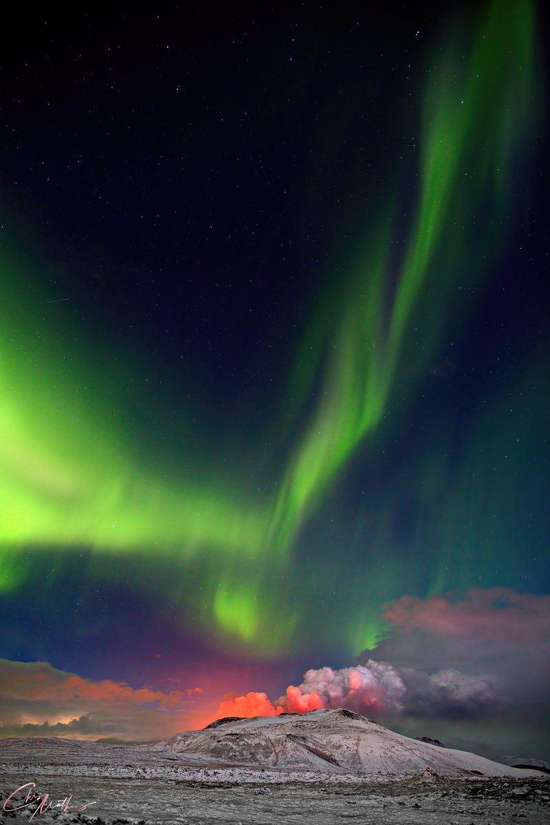 Loveon999's tweet image. AURORAS OVER AN ERUPTING VOLCANO: The last time a volcano erupted on Iceland's Reykjanes peninsula was almost 800 years ago. So consider this a 1-in-800-year shot: "On March 24th, I photographed the Geldingadalur volcano with auroras dancing overhead,"...

SpaceWeather.com