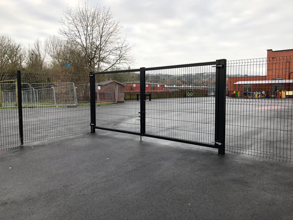 Steel_Fence's tweet photo. We manufacture all our Paramesh gates for profiled panel systems to your suit your size requirements. Infilling the gate leaves with self colour twin wire mesh before galvanising and polyester powder coating ensures a quality finish &amp; appearance. https://t.co/DKTNCg6lML