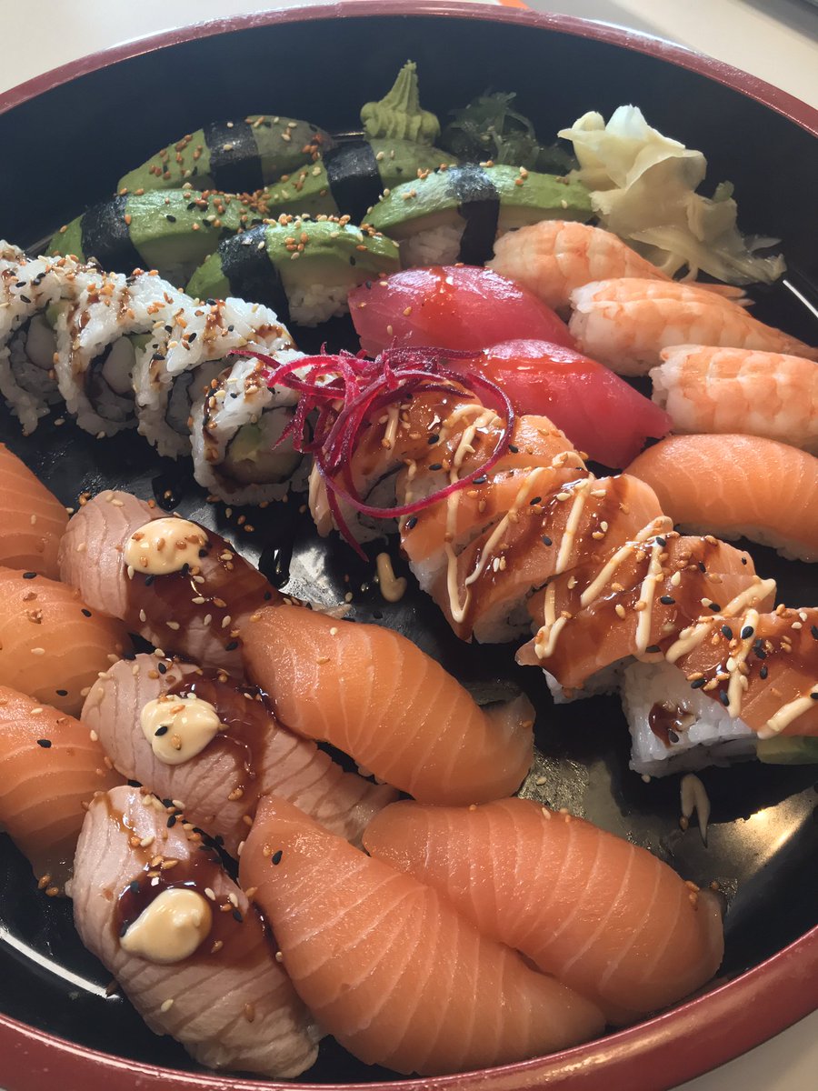 GraceTEriksson's tweet photo. Midweek Sushi cravings: satisfied ๐ฑ Ordered a family platter for sharing, of course ๐
#ChopChopAsianRestaurant #Sushi #SushiInSweden #AsianFood #AsianFoodSweden #AsiatiskMatSverige #JapaneseFood #AsianFastFood #MidweekCravings #MidweekTreat #MidweekSushi #JapanskMat https://t.co/OVetK7Pa8H