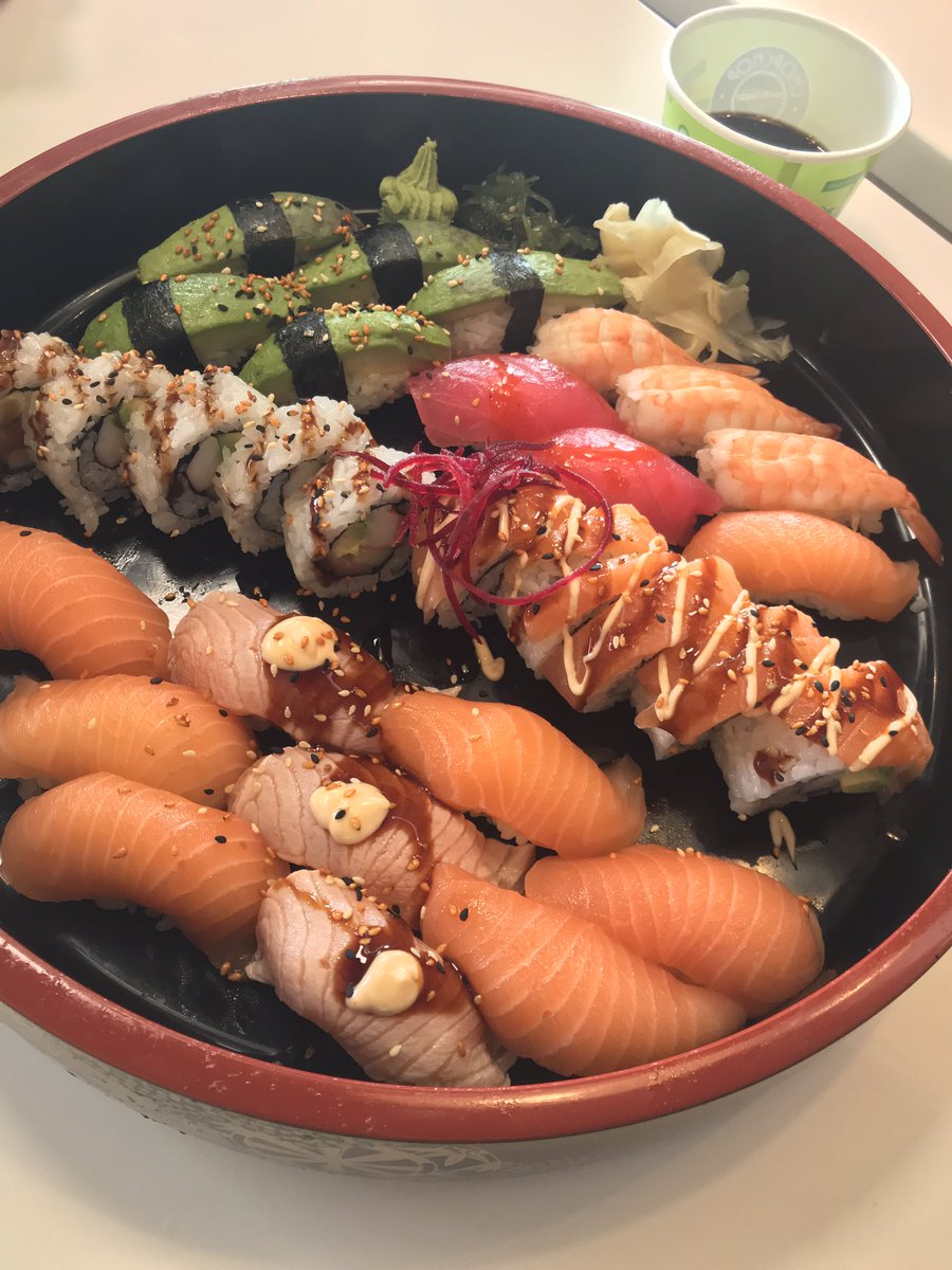 GraceTEriksson's tweet photo. Midweek Sushi cravings: satisfied ๐ฑ Ordered a family platter for sharing, of course ๐
#ChopChopAsianRestaurant #Sushi #SushiInSweden #AsianFood #AsianFoodSweden #AsiatiskMatSverige #JapaneseFood #AsianFastFood #MidweekCravings #MidweekTreat #MidweekSushi #JapanskMat https://t.co/OVetK7Pa8H