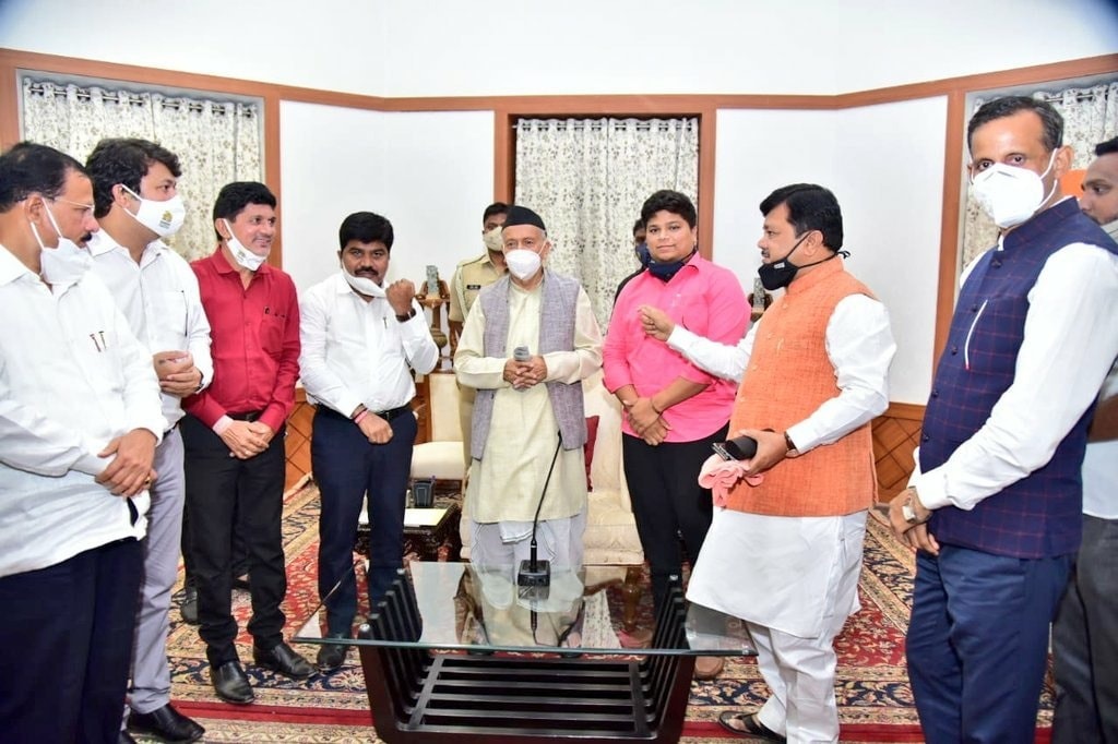 MumbaiMarch's tweet photo. @ChogleVikram and @mipravindarekar met with His Excellency Governor @BSKoshyari at #Rajbhavan, he discussed the #traffic situation in #Mumbai, the point was raised that it is very important to connect internal roads. Thanks to @mipravindarekar from Team @roadmarchmumbai https://t.co/chMDcBKgVd