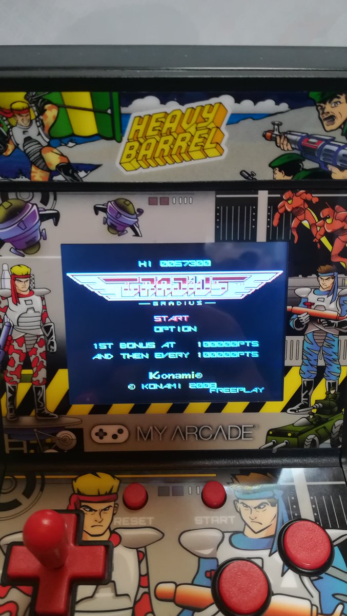 sofia809p's tweet image. うん。
結局ビビッて同マッパー、サイズのゲームにしてしまった。(mapper4 但しこちらはバックアップRAM搭載なんで懸念はあった)
実験は成功した。
スイッチオン一瞬でこの画面がでるのは爽快
・・・音がファミコンと違ってPSG強調っぽいなぁ
#マイアーケード #ヘビーバレル 入替