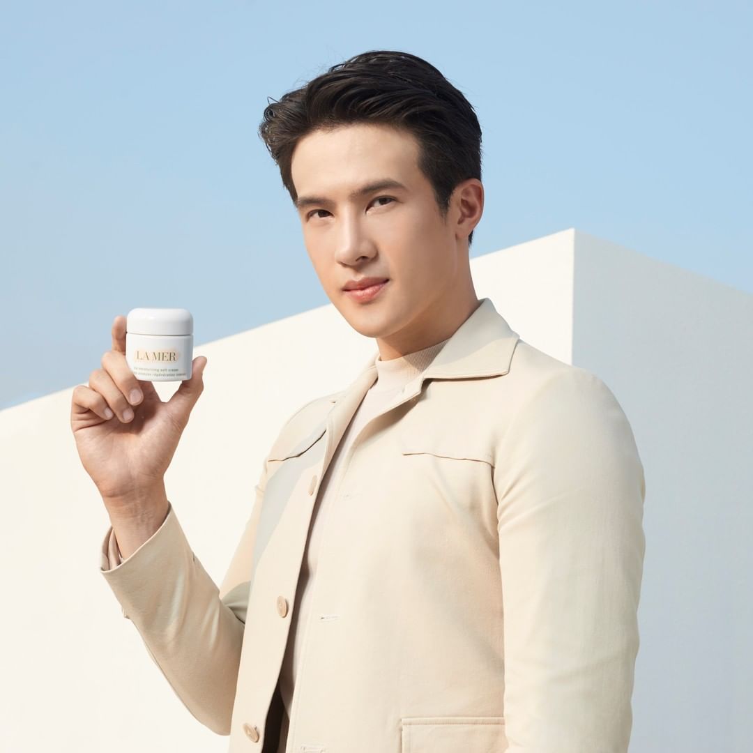 jamestleman's tweet photo. หน้าน้อง #เจมส์มาร์ คือใสมาก ยิ่งเห็นใกล้ๆคือ เนียนใสมากค่ะ
Cr. @lamerthailandofficial
ทุกๆ วันของคุณเจมส์ มาร์ เริ่มต้นด้วยการบำรุงผิวหน้าด้วย The Moisturizing Soft Cream มอยส์เจอไรเซอร์เนื้อครีมนุ่ม >>มีต่อ
#TheMoisturizingSoftCream
#LaMerXJamesMa
#SoftatFirstTouch
#jamesma https://t.co/ZDEIN34SEj