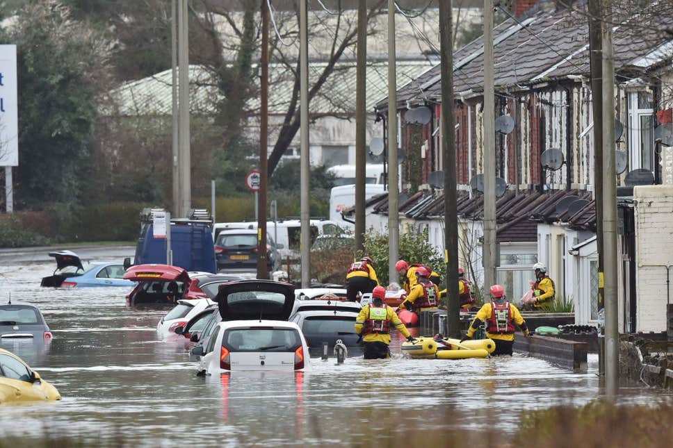 Ситуация в дубае сегодня с наводнением. Наводнение в Нидерландах 2021. Амстердам потоп. Наводнение в Великобритании. Англия затопления.