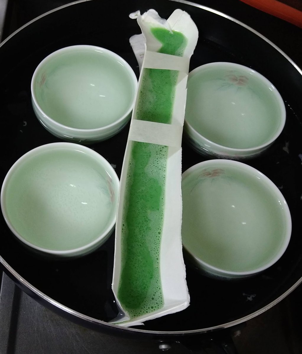 今回、「卵液を型紙に入れて湯煎で固める」工程があるんですが、「魔法で水を弾く厚手の紙」っていうのは手に入りにくいと思うので、僕は牛乳パックを半分に切って代用しました。
色については、栞茶だと卵液が固まる配合や色の再現に苦労しそうですが、「食用色素」を使えばそんなに難しくないです? 