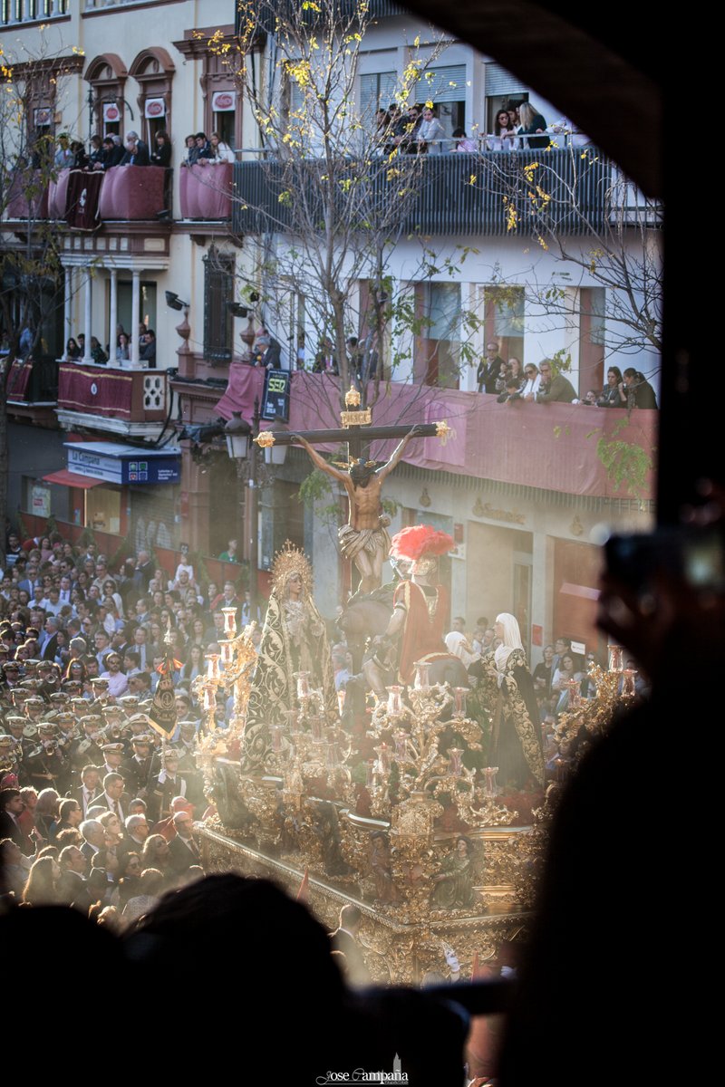 "Aúpame corazón, para que en el balcón lo vea"

#SueñaSevilla <a href="/LanzadaSevilla/">Hermandad de la Sagrada Lanzada</a>