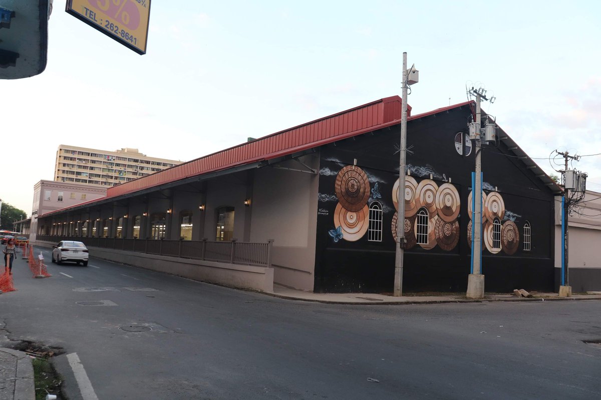 Argumentum10's tweet photo. #FACHADA del remozado Mercado San Felipe Neri, en lo que fue el antiguo edificio de Aduanas. La Avenida B recobra su brillo y atractivo, con estas modernas instalaciones, el sitio ideal para comprar alimentos, tomar un refresco, desayunar o almorzar.. #AvenidaB #Argementum10 https://t.co/OG0aRTyCWE