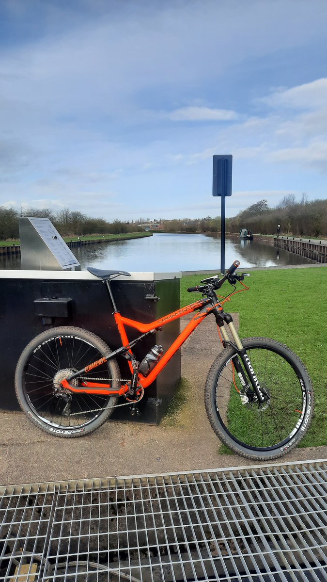 StevenMoretonr1's tweet photo. Lovely morning on the bike 35 miles in shorts makes a change new bottom bracket bearings needed

@VITTORIATYRESUK @ManitouMTB @commencal @magura_official @Uberbike https://t.co/Fiw9iw4w1t