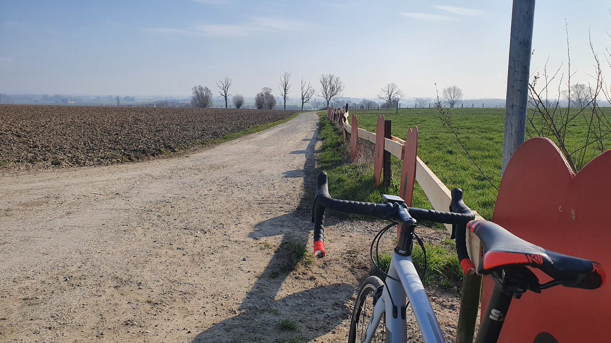 SebHuzler's tweet photo. Les #Plugstreets sous le soleil, prêts à accueillir @GentWevelgem pour la 5e année consécutive 🚴♂️ https://t.co/6DcyyPDUqs