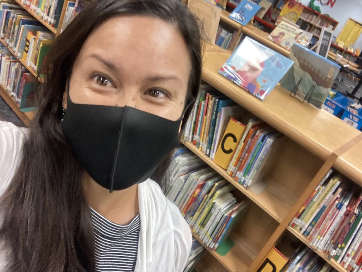 CookLibraryAISD's tweet image. Welcome back from Spring Break!  I&apos;m Mrs. Heil, the new librarian, and I&apos;m eager to serve everyone at Cook! // ¡Bienvenidos de regreso de las vacaciones de primavera! Soy la Sra. Heil, la nueva bibliotecaria, ¡y estoy ansiosa por servir a todos en Cook!