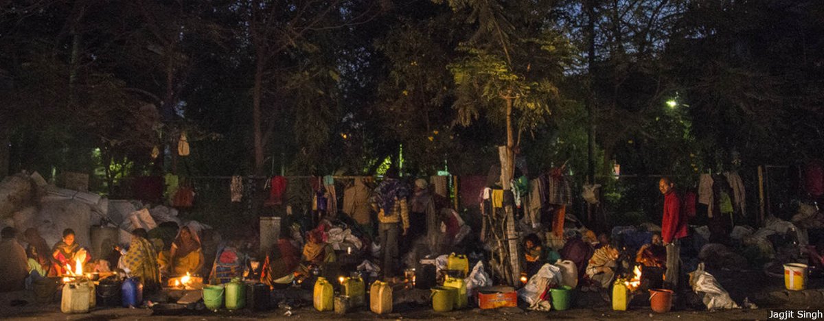 AajeevikaBureau's tweet photo. In #BeyondTheLockdown, we focused on how cities exclude migrant workers from provisioning, leaving them to face harsh physical, mental and economic costs. Despite workers subsidising urban growth, cities do not see them as legitimate residents, let alone as citizens. (1/6) https://t.co/aOdwLMuqG9