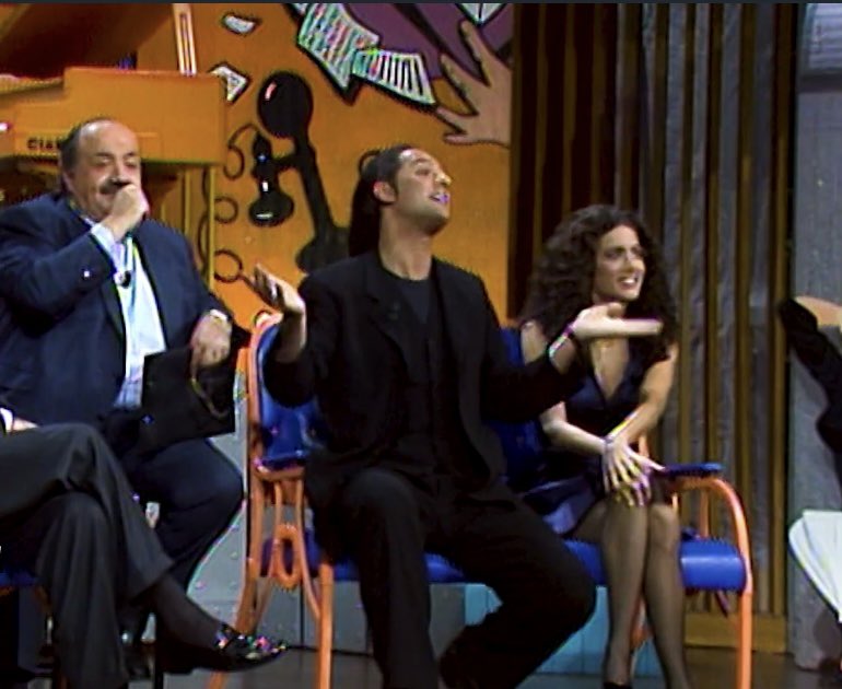 belfiore_ale's tweet photo. Buon pomeriggio Fiorai! ๐ผ
Anno 1995โข
Rosario al Maurizio Costanzo Show๐๐ป
@Fiorello @Costanzo #RandiIngerman #MaurizioCostanzoShow1995 #MaurizioCostanzoShow #Anno1995 #Dicembre1995 #coda #codino https://t.co/46tol39kuO