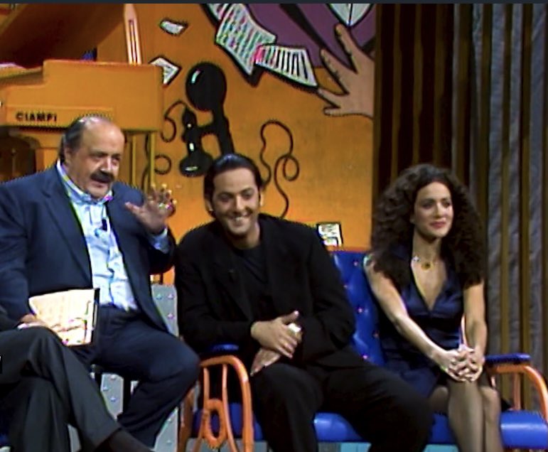 belfiore_ale's tweet photo. Buon pomeriggio Fiorai! ๐ผ
Anno 1995โข
Rosario al Maurizio Costanzo Show๐๐ป
@Fiorello @Costanzo #RandiIngerman #MaurizioCostanzoShow1995 #MaurizioCostanzoShow #Anno1995 #Dicembre1995 #coda #codino https://t.co/46tol39kuO