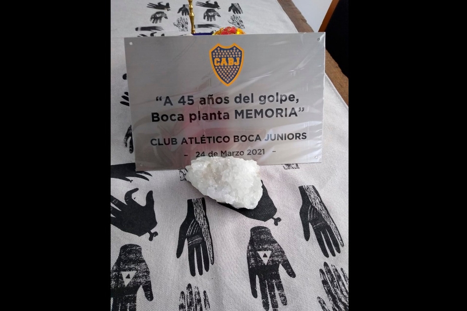 Boca y la vieja deuda de Massera. El club decidió retirarle su condición de socio honorario que le había otorgado en 1972 junto a ministros y militares de la dictadura de Lanusse. pagina12.com.ar/331328-boca-y-… más info en gustavojveiga.wordpress.com