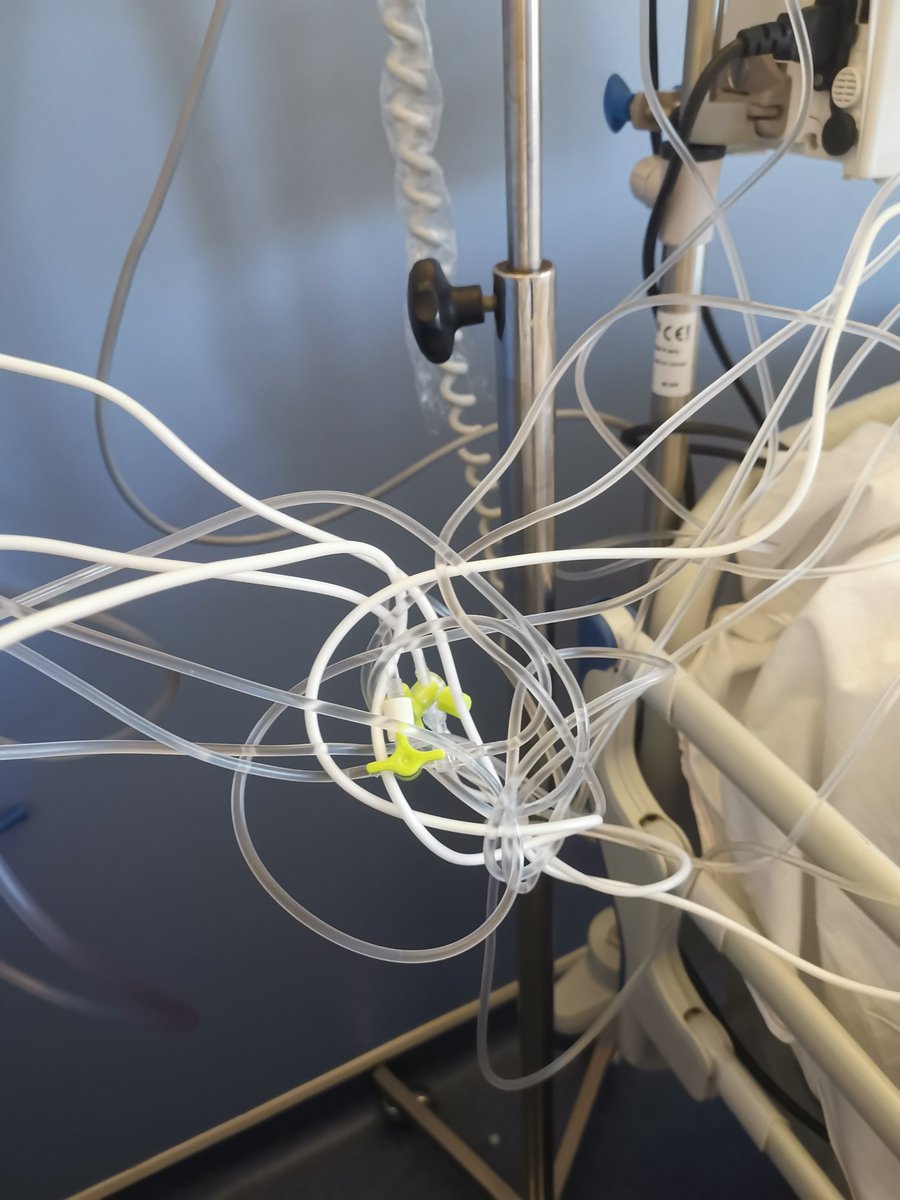sophie_lab_'s tweet photo. Quand ton patient rentre du scan....... https://t.co/2Fcm6Upsx6