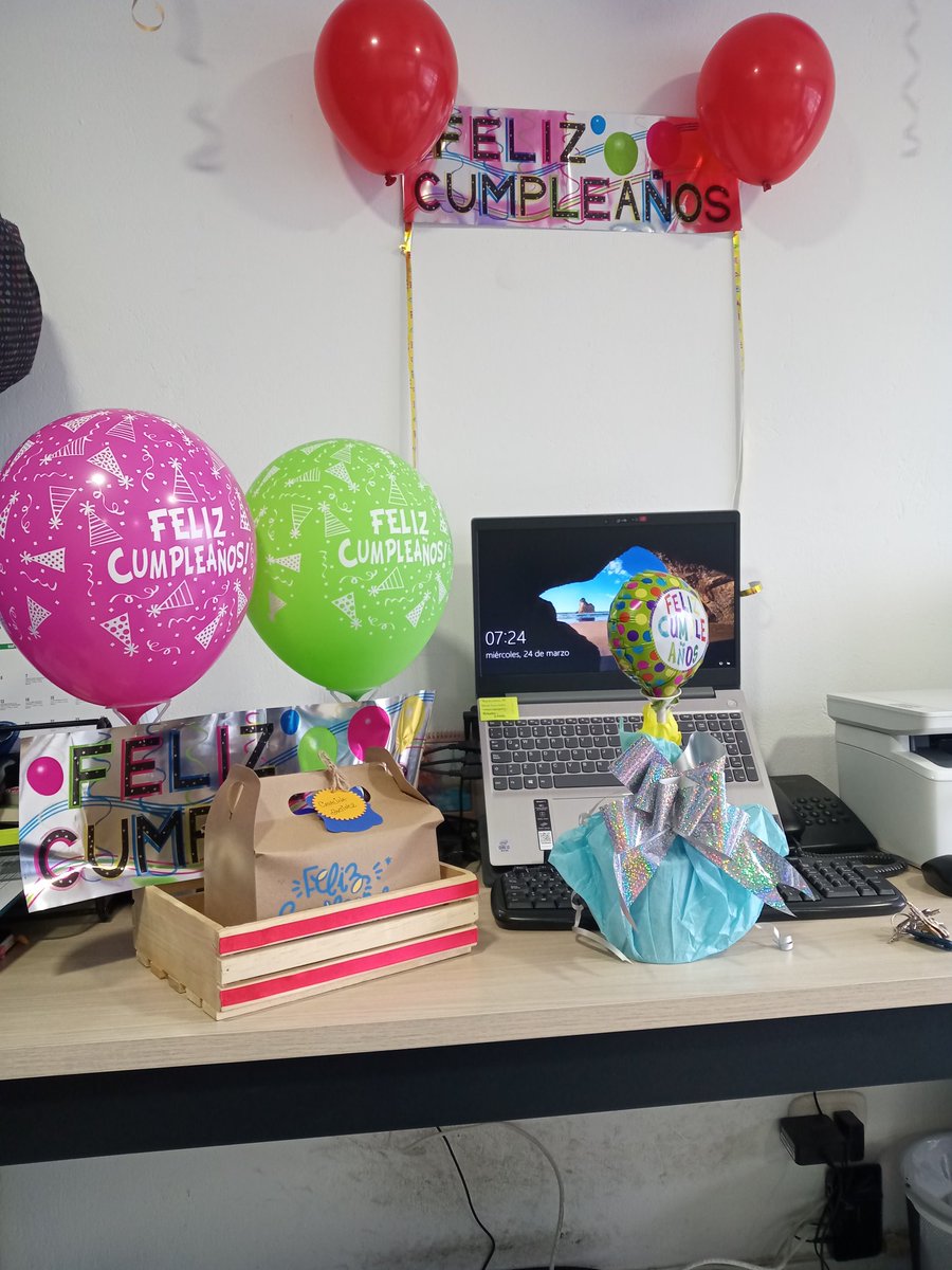 no_existo_21's tweet photo. Llegue a mi trabajo y así estaba mi puesto de trabajo 🥺😊 3 días después de mi cumpleaños y sigo recibiendo lindos detalles 🥰 https://t.co/GECnA6Kuuc