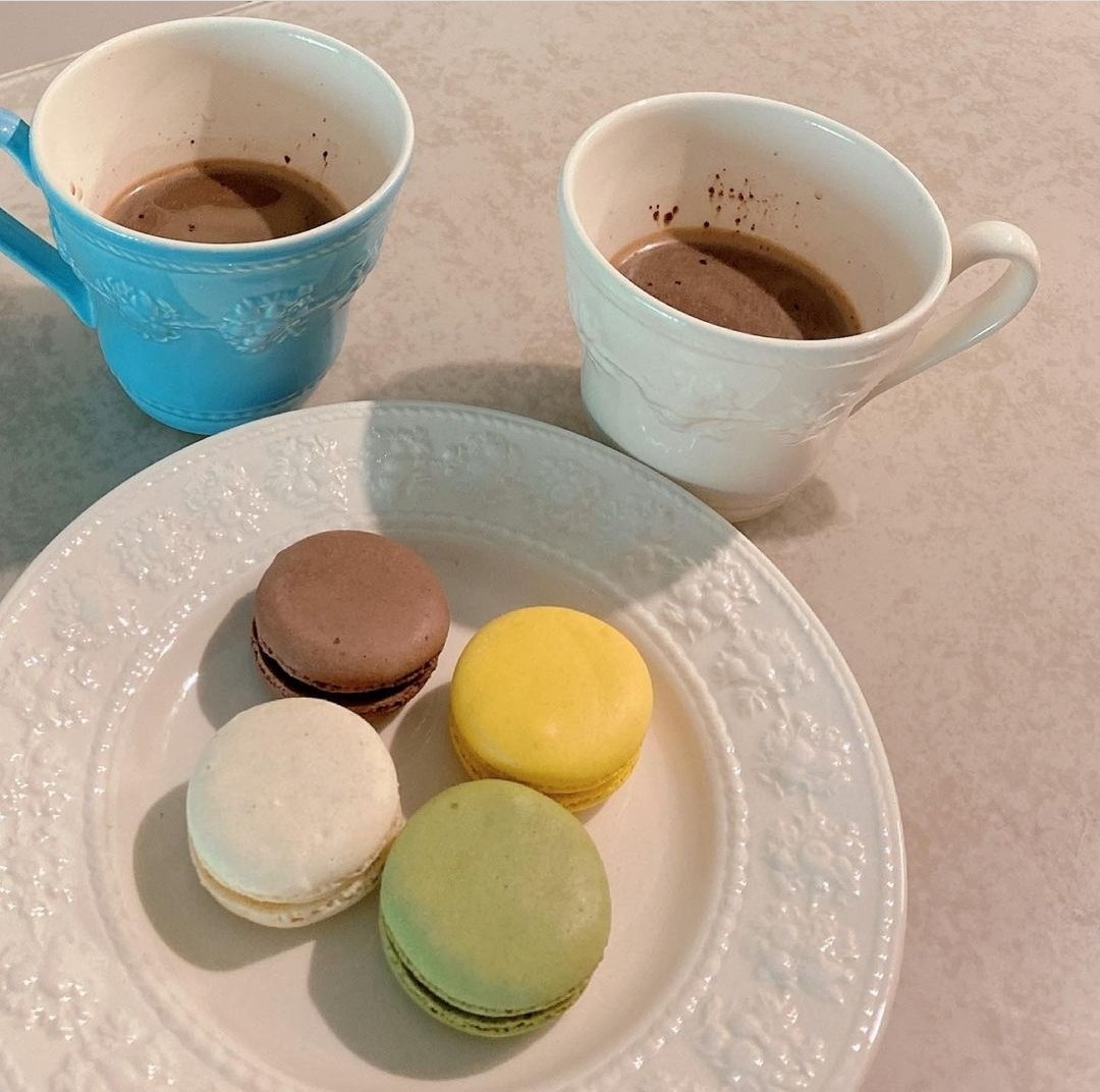 ㅤㅤೃComo Numi me ameaçou por não estar me alimentando direito, hoje ao fazer o lanche para Eunnie preparei um achocolatado para tomar junto ao garotão. Definitivamente os biscoitos ficaram com ele, tenho fraco em ficar olhando ele comendo contente...