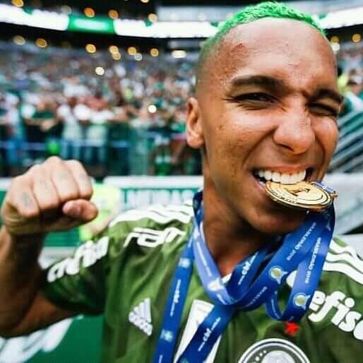 LPorconera's tweet photo. "Saímos da reunião com 12,5 milhões de Euros assinados pelo Palmeiras e pelo clube Chinês. O Deyverson receberia 5 Mi de Euros por ano. Ele recusou. Eu quis bater a cabeça na parede". - Alexandre Mattos. https://t.co/mHomysK3cP