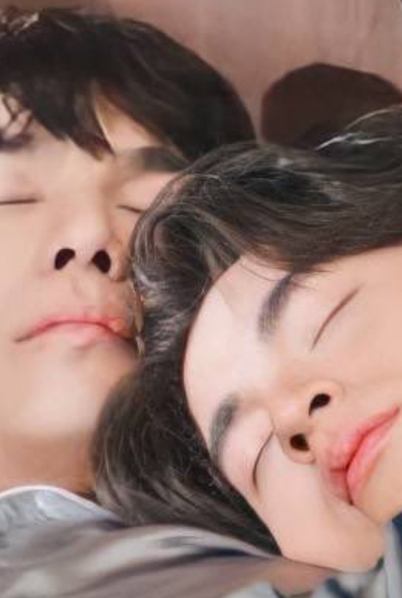 hakyuunamatata's tweet photo. I just noticed. SQUISHED BWEAD! https://t.co/fsTZiKeN00
