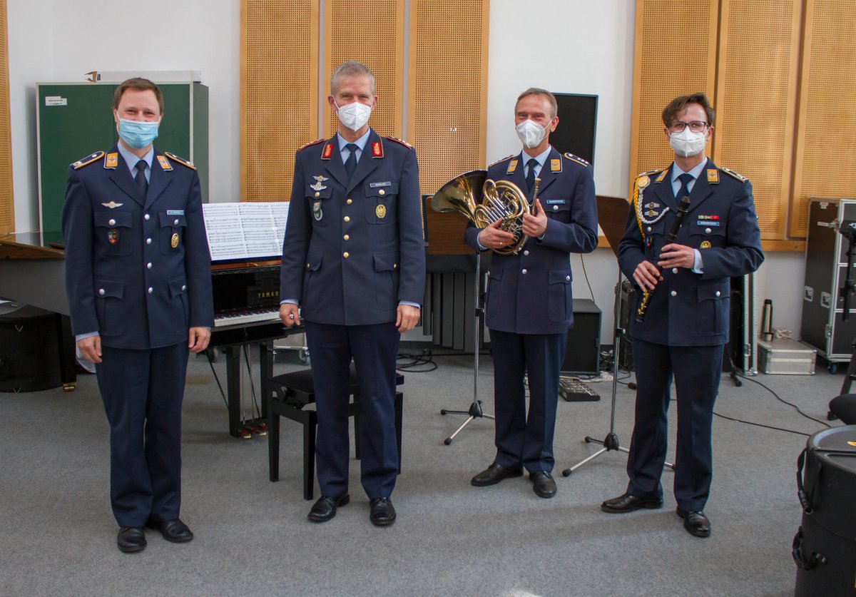 SKB_JSES's tweet photo. Das Luftwaffen-#Musikkorps #Erfurt ist eines von 15 Orchestern der #SKB. Auch die Militärmusiker aus #Thüringen sind durch aktuelle #Corona-Auflagen wesentlich eingeschränkt. Sie vermissen ihr Publikum und freuen sich darauf, möglichst bald in den Spielbetrieb zurückzukehren. https://t.co/dtMBBnYvsg