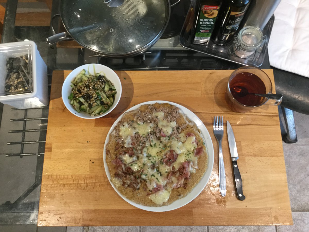 KowalcikKarl's tweet photo. #LockdownMenu 84
Spelt-Pan-Pizza with Tuna , Ham , Bacon and Cheese
Cucumber-Salad with Pumpkin-seed-Oil , Balsamic-Vinegar and Salad-grains
cold unsweetened Peppermint-Tea https://t.co/xbjH3QmgHV