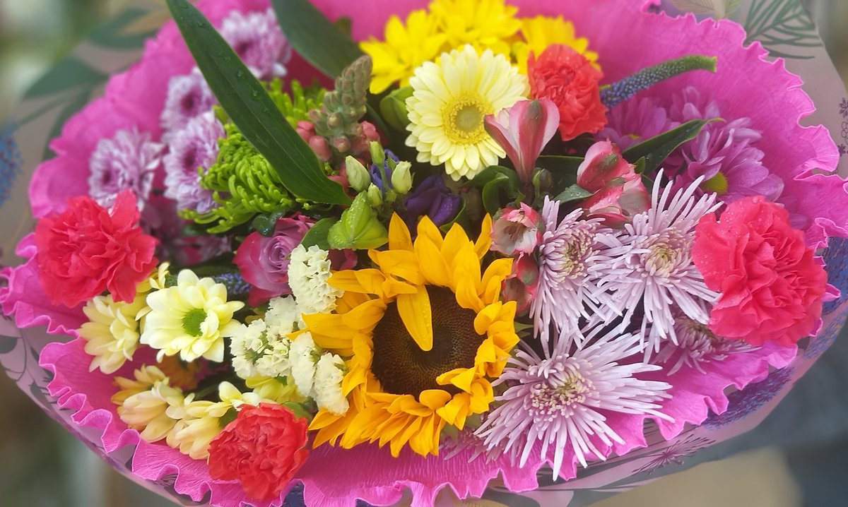 flowersbysian1's tweet photo. Bright and beautiful bouquets on this lovely day x https://t.co/2IfI2vjPcI