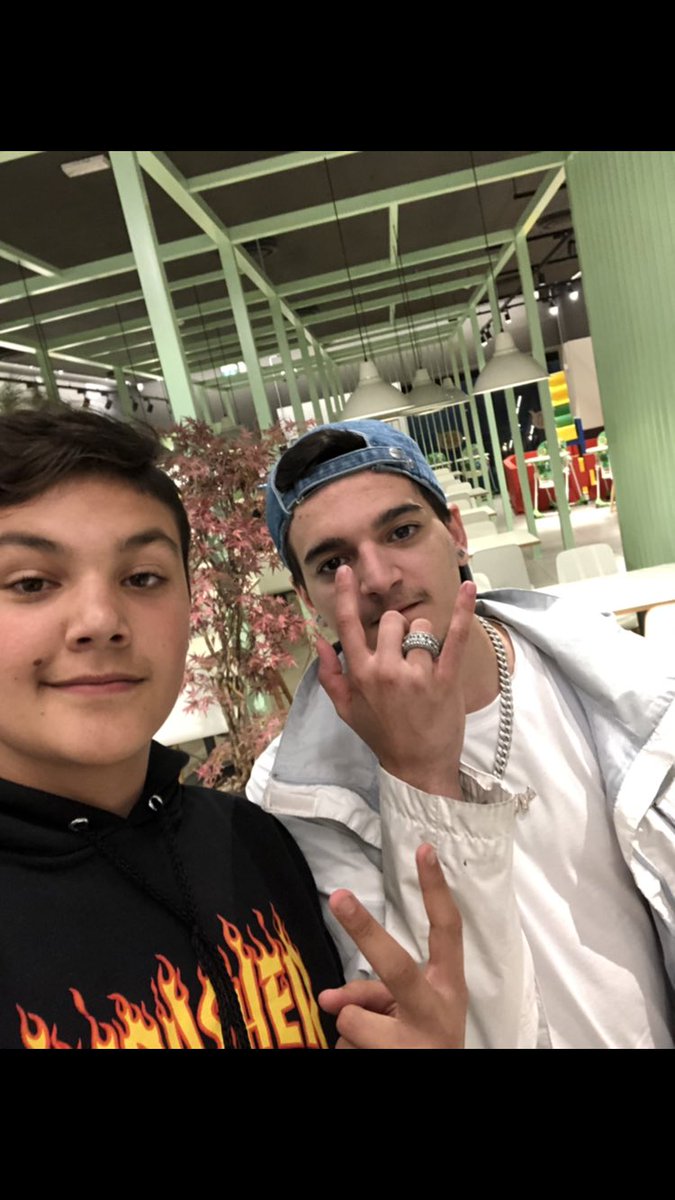 DavidePodavini's tweet photo. @bertedolcevita io vorrei #condividere questa rara foto in cui possiamo notare il king di lugano e a destra manny fresh https://t.co/0D3g1Xbn97