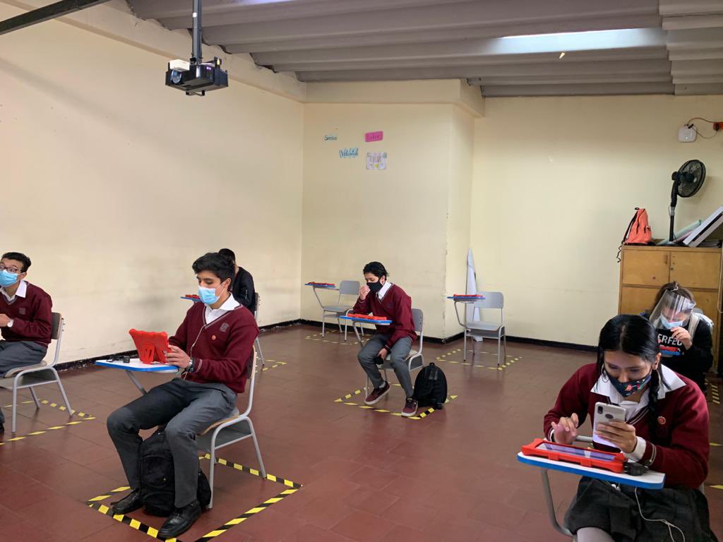 Educacionbogota's tweet photo. #FelizMiércoles para las y los estudiantes del colegio Simón Rodríguez, quienes hoy regresan a la presencialidad de manera gradual, progresiva y segura. #RegresoAlColegio👩‍🏫👨‍🏫 https://t.co/QN5EqirU17