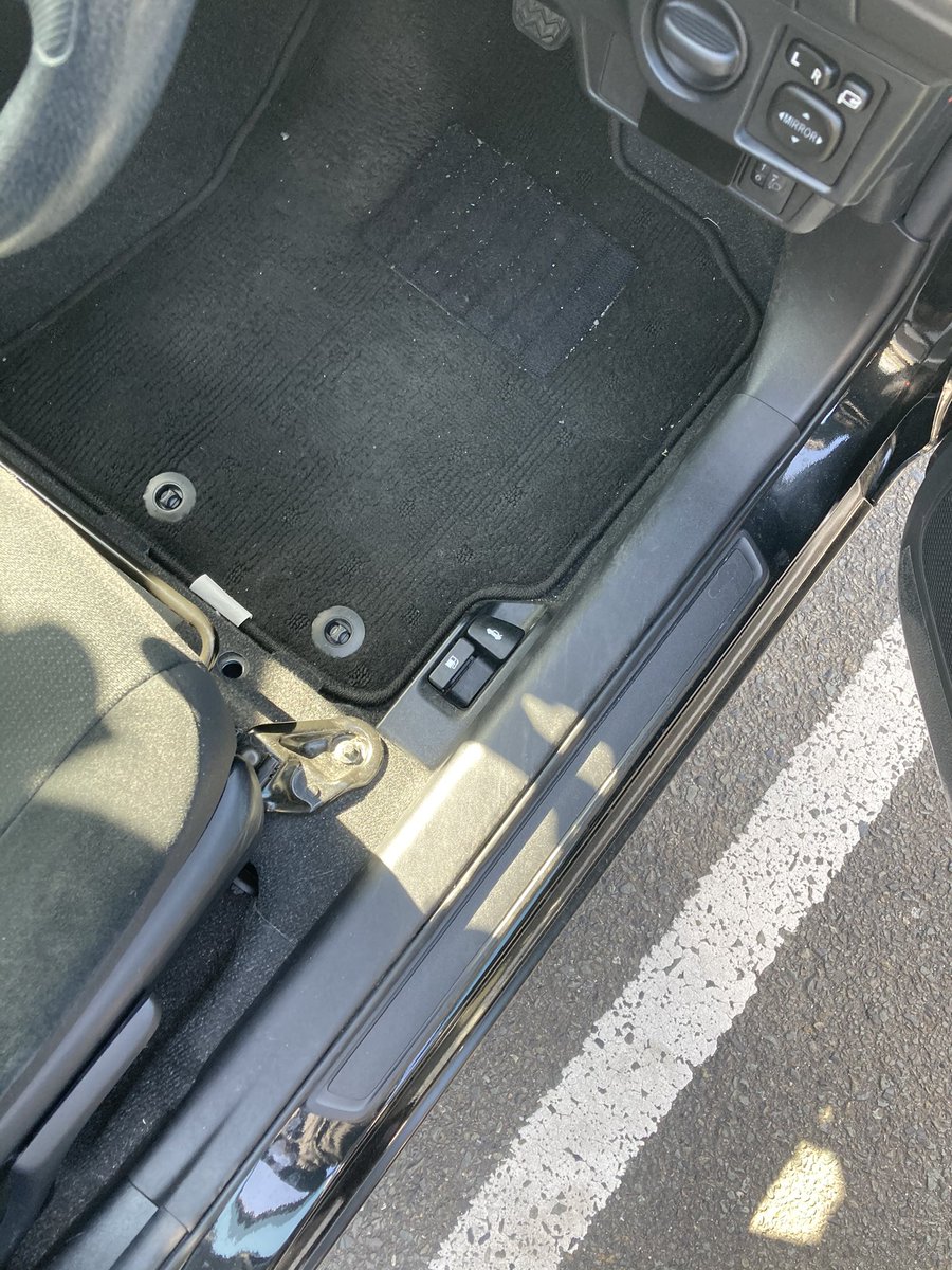 アイルモータースクール門司 トランクの開け方をご存知ですか 教習車は 運転席下のこのレバーから開ける事が出来ます アイル門司 教習車 トランク 開け方 紹介 知っていて損はない アイルモータースクール門司 トランクの開け方をご存知ですか 教習車は 運転席下のこのレバーから開ける事が出来ます アイル門司 教習車 トランク 開け方 紹介 知っていて損はない