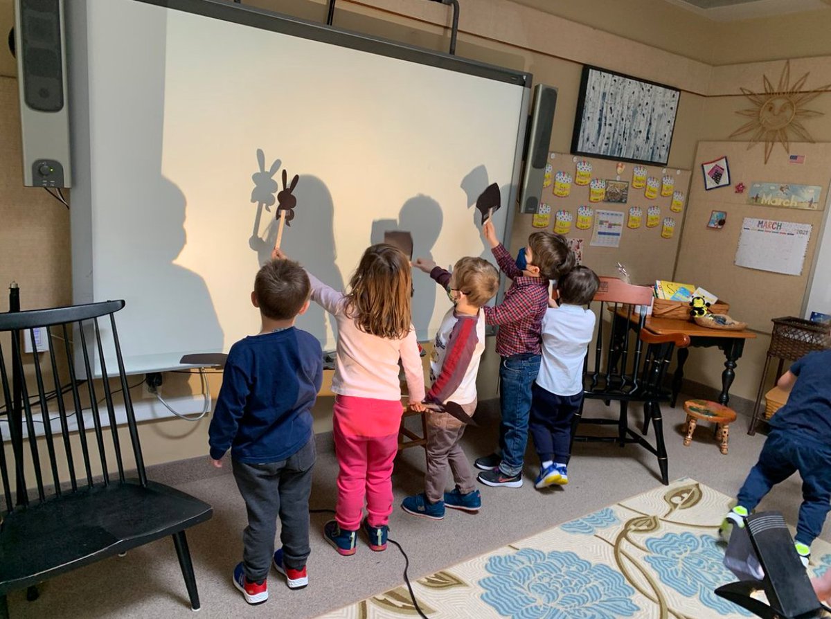 ACSRochester's tweet photo. ACThrees studying light, shadows, and reflection with the good ol’ overhead projector ;) https://t.co/3UaR2iWedK