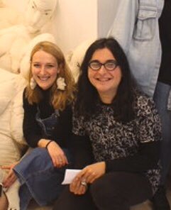 Hahaha keşke çözünürlüğü yüksek fotoğraf bulmak bilsem, <a href="/YekaterynaG/">Yekateryna Grygorenko</a> ile içinde bulunduğumuz Miras karma sergisinden💖 her fav arkadaki bedene gelsin, daha fazlası için Katya’nın profilini inceleyebilirsiniz💓💓💓