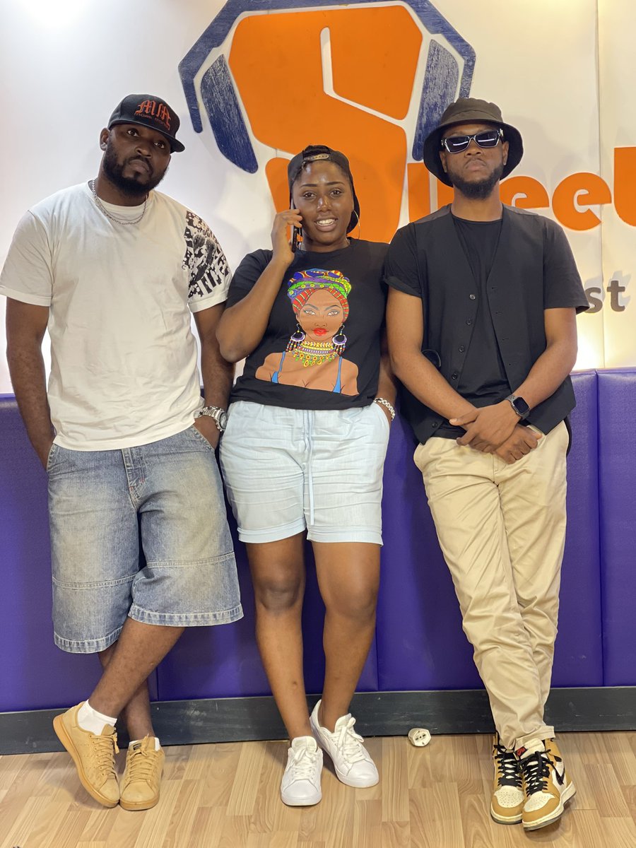 fidjil06's tweet photo. Hier dans le @Moov_237 sur @Sweetfmlive , nous avons évoqué avec @SangoEdi les complexes avec lesquels les gens vivent au quotidien, complexes qu’il évoque dans sa chanson #Ododi on ne s’en rend pas compte mais nombreux en souffrent heureusement qu’il y’a cette thérapie musicale https://t.co/zrpVjnkPjp