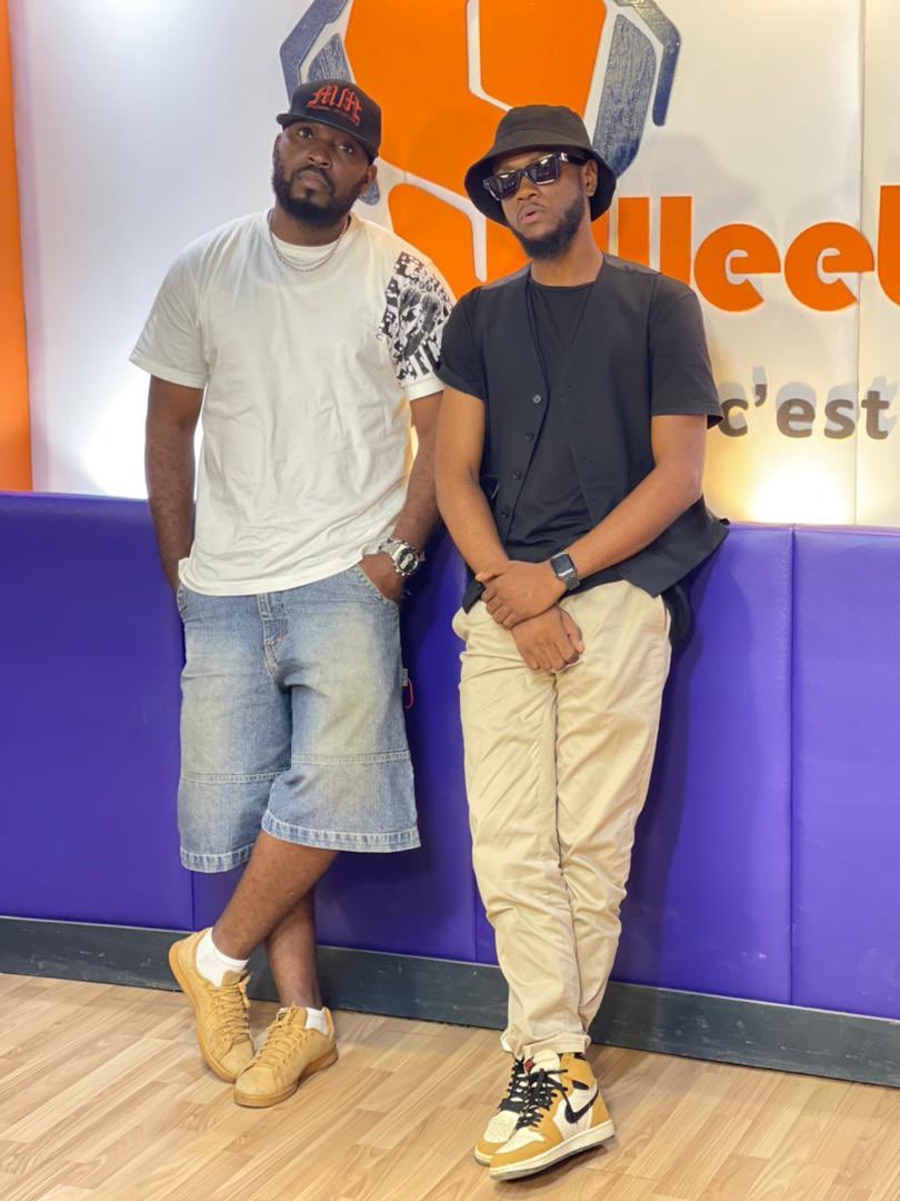 fidjil06's tweet photo. Hier dans le @Moov_237 sur @Sweetfmlive , nous avons évoqué avec @SangoEdi les complexes avec lesquels les gens vivent au quotidien, complexes qu’il évoque dans sa chanson #Ododi on ne s’en rend pas compte mais nombreux en souffrent heureusement qu’il y’a cette thérapie musicale https://t.co/zrpVjnkPjp