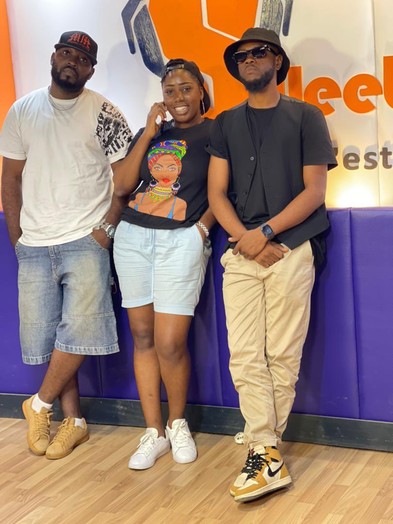 fidjil06's tweet photo. Hier dans le @Moov_237 sur @Sweetfmlive , nous avons évoqué avec @SangoEdi les complexes avec lesquels les gens vivent au quotidien, complexes qu’il évoque dans sa chanson #Ododi on ne s’en rend pas compte mais nombreux en souffrent heureusement qu’il y’a cette thérapie musicale https://t.co/zrpVjnkPjp