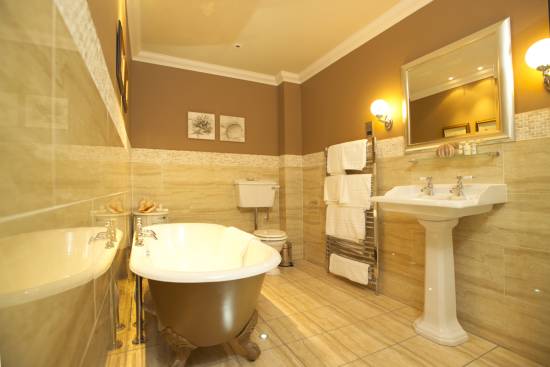 Tile is often the most used material in the bathroom, so choosing the right one is an easy way to kick up your bathroom's style. See how top designers create both timeless and trendy looks with marble, cement, ceramic, porcelain, faux wood and glass tile: bit.ly/3s0SR4x