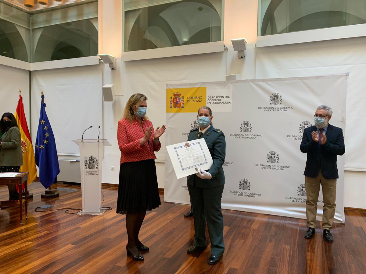 guardiacivilcc's tweet photo. La Cabo Primero de la @guardiacivil María Dolores Sánchez Fariña, acompañada de su familia destinada en #Navalmoraldelamata ha sido condecorada hoy con la Cruz de Plata al Mérito Civil por los servicios prestados a la sociedad y en especial a las víctimas de violencia de género https://t.co/hLduC2Jq15