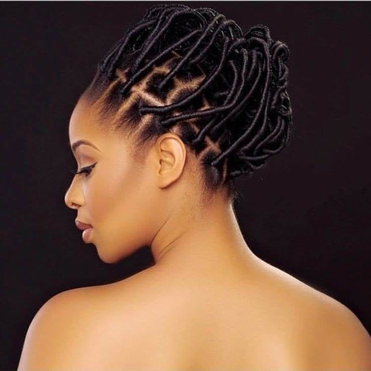 ebonyhair237's tweet photo. Zoom sur les tresses au fil...
#tressesaufil #tressesafricaines #africanthreading https://t.co/dQ19K7SLja