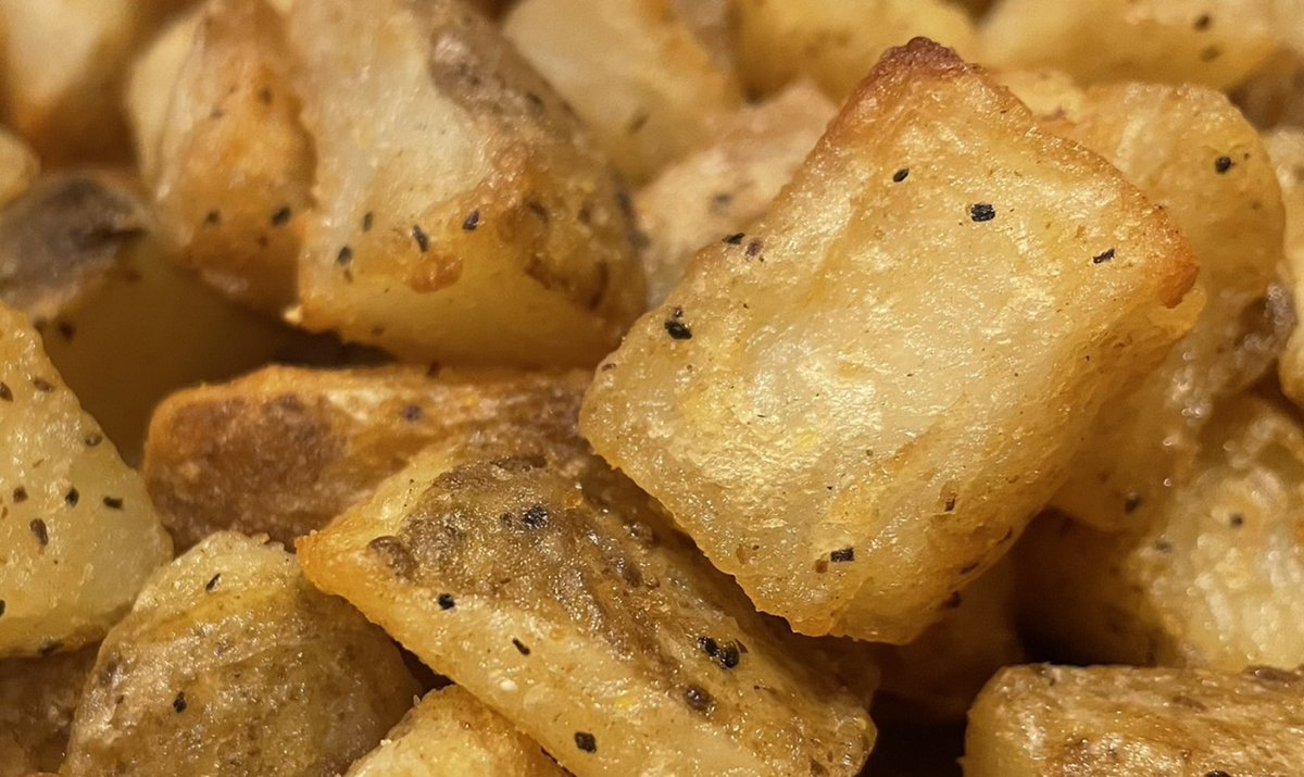 potatos_fried's tweet photo. 【おすすめ】
エッグスシングスのグリルポテト（430円）は揚げてないのに、皮付きでめちゃサクサク‼︎  しかもお皿いっぱいに盛ってくれるから超ボリューミー‼︎ 
パンケーキで有名なお店ですが、このポテト目的で行くのもアリです。 https://t.co/dujSAutFx3