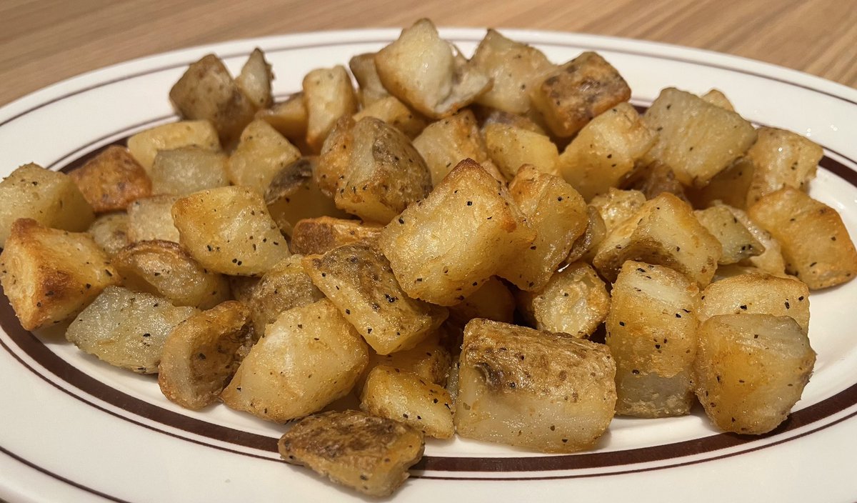 potatos_fried's tweet photo. 【おすすめ】
エッグスシングスのグリルポテト（430円）は揚げてないのに、皮付きでめちゃサクサク‼︎  しかもお皿いっぱいに盛ってくれるから超ボリューミー‼︎ 
パンケーキで有名なお店ですが、このポテト目的で行くのもアリです。 https://t.co/dujSAutFx3