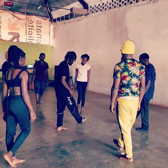 FModaperf's tweet photo. Après la ville de Douala, Cap sur Dschang, dans l'Ouest Cameroun.
Jour 1 
Atelier Danse-Performance "de l'idée à la matérialisation." 
intervenant: @ZoraSnake 
ils ont répondu massivement présent à l'appel, danseurs et non danseurs, pour la plupart amoureux de l'art. 
@FModaperf https://t.co/Nc2EB2b3Tu