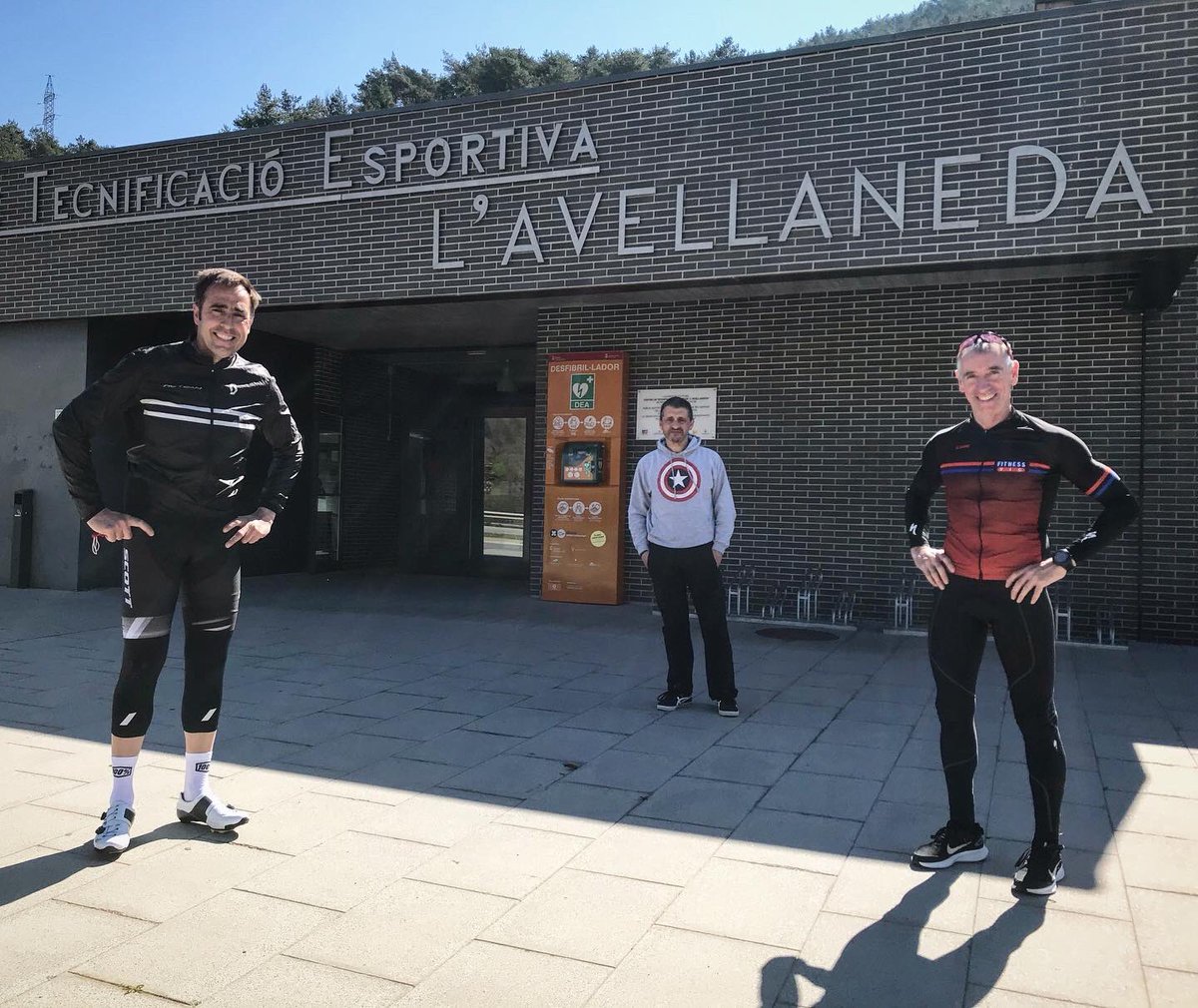 Aj_Ripoll's tweet photo. 📷 El 2 vegades campió del #Dakar, @NaniRoma, visita el Centre de Tecnificació Esportiva de #Ripoll, al pavelló de l’Avellaneda. Ho fa en el marc d’un entrenament que està realitzant amb bicicleta fins a Vallter. Es troba amb el director del CTER, Quim López. https://t.co/0fLi0cBt76