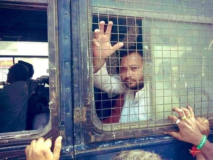 iajayydv's tweet photo. देश का पहला बड़ा नेता जो युवाओं को रोज़गार दिलाने के सवाल पर उनके साथ कंधे से कंधा मिलाकर सरकार से लड़ रहा है और इसकी क़ीमत भी चुका रहा है। आज की तस्वीर।
 #नीतीशकुमार_शर्म_करो 
#Tejashwi_WithYouth 

@anjuydv @reshu___ @YRBSamajwadi @YuvrajY59007372 https://t.co/JQ57QUk7Gq