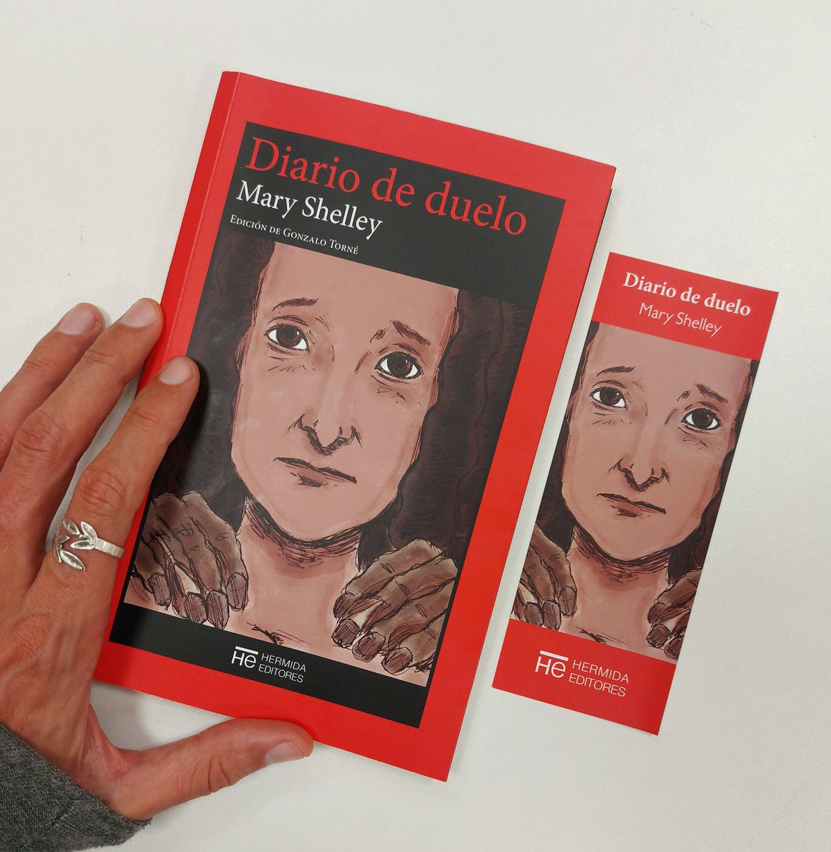 Aspirar_al_uno's tweet photo. Qué preciosidad de libro: por dentro y por fuera. El diario de la autora de "Frankenstein", Mary Shelley, hasta ahora inédito. Una verdadera joya.

"¡Qué cosa más extraña, la vida! ¡Cuántos cambios le esperan a aquel que cree haberse acostumbrado a las circunstancias del mundo!". https://t.co/DYEDI5vzqi