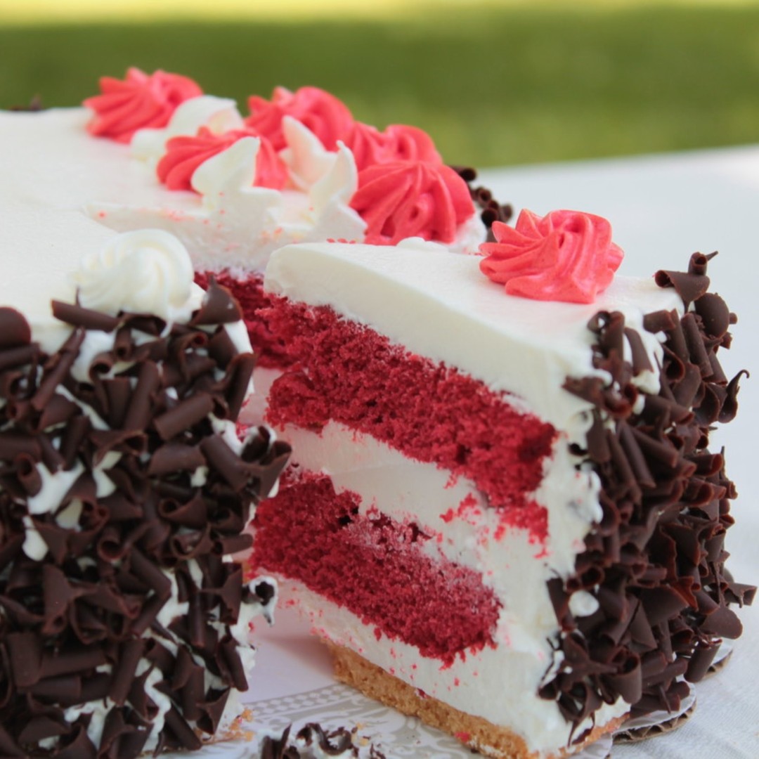 Our Red Velvet Round serving 4-6 people! 

#awinnipegtradition #winnipeglogcake #jeannesbakery #shoplocalmb #wpg #exploremb #wemakememories #winnipegeats #redvelvet